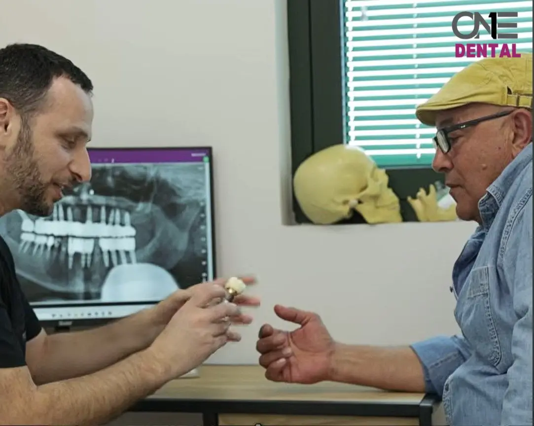 דוקטור נתן אלגייב מסביר למטופל על השתלת שיניים ביום אחד והתהליך במרפאת One DentaL